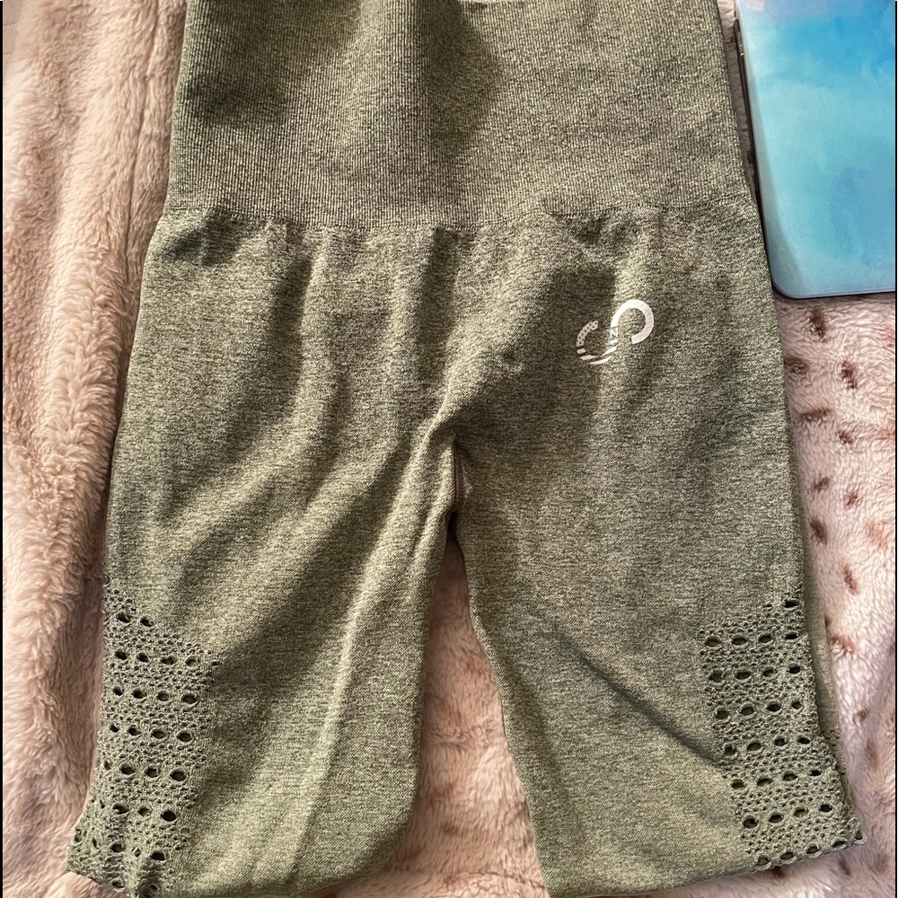 Green butt scrunch